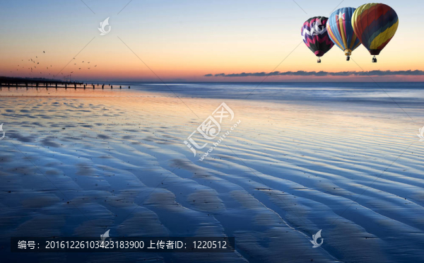 熱氣球在美麗的低潮海灘充滿活力的日出