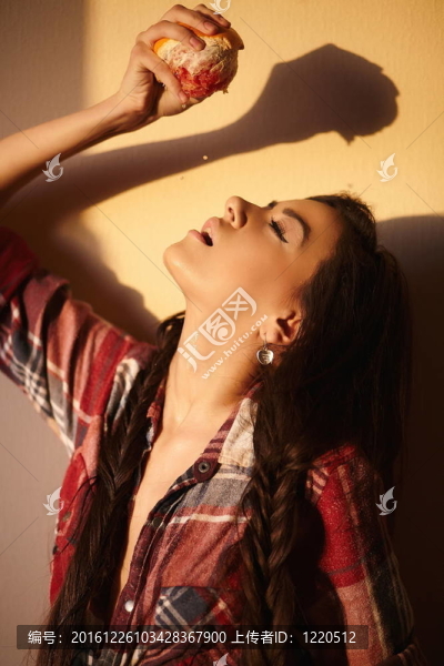美麗的黑發(fā)女孩肖像時尚性感的牛仔褲和襯衫后面多彩日落橙色室內(nèi)壁球