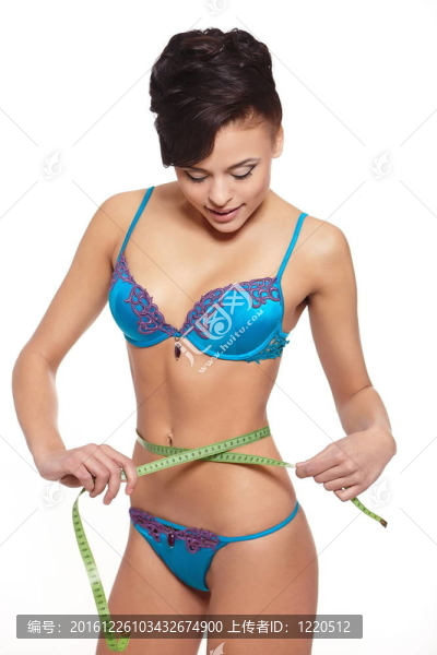 美麗的黑發(fā)女人微笑著藍(lán)色內(nèi)衣測量形狀孤立在白色的肖像