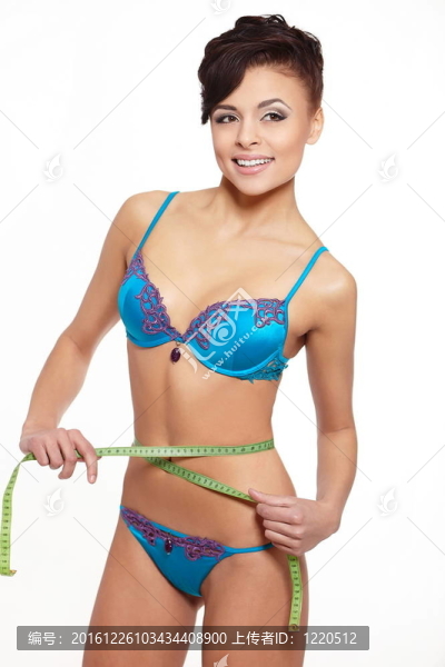 美麗的黑發(fā)女人微笑著藍(lán)色內(nèi)衣測(cè)量形狀孤立在白色的肖像