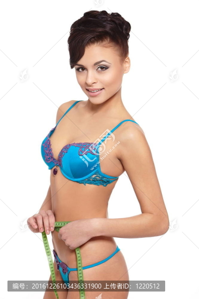 美麗的黑發(fā)女人微笑著藍(lán)色內(nèi)衣測量形狀孤立在白色的肖像