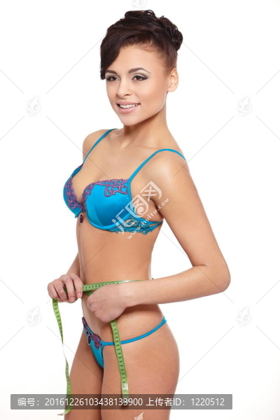 美麗的黑發(fā)女人微笑著藍(lán)色內(nèi)衣測量形狀孤立在白色的肖像