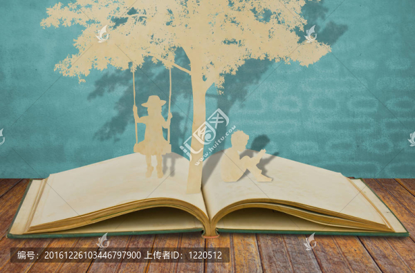孩子們在樹下蕩秋千
