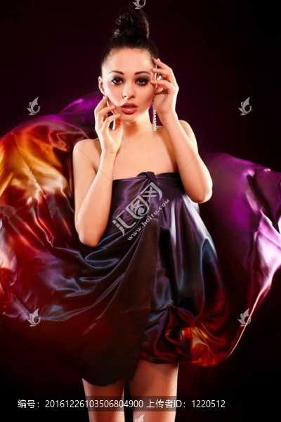 美麗性感的黑人女孩在色彩鮮艷的衣服擺模型飛性感時(shí)尚寫(xiě)真；黑色背景孤立的美麗妝容