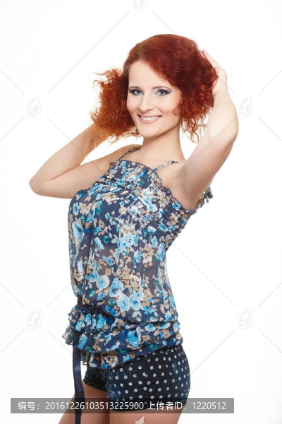 美麗的微笑，紅發(fā)的姜女士在夏季穿著白色隔離的肖像