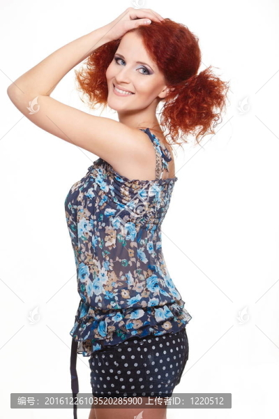 美麗的微笑，紅發(fā)的姜女士在夏季穿著白色隔離的肖像