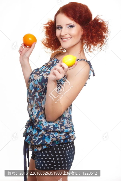 美麗的微笑的紅發(fā)女人在夏季穿著姜孤立在白色與橙色和檸檬的肖像