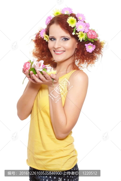 美麗的微笑的紅發(fā)女人在姜黃布黃粉色頭發(fā)五顏六色的花朵在白色隔離裝花的肖像