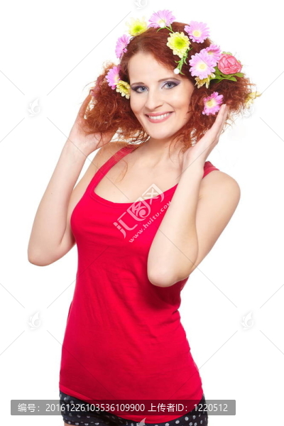 美麗的微笑的紅發(fā)女人在紅布姜黃色粉色頭發(fā)五顏六色的花朵在白色隔離的肖像