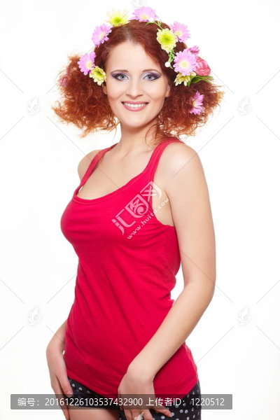 美麗的微笑的紅發(fā)女人在紅布姜黃色粉色頭發(fā)五顏六色的花朵在白色隔離的肖像