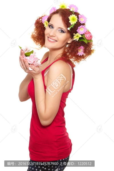 美麗的微笑的紅發(fā)女人在紅布姜黃色粉色頭發(fā)五顏六色的花朵在白色隔離裝花的肖像