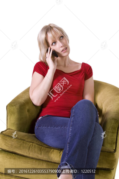 在家里用手機(jī)交談的婦女