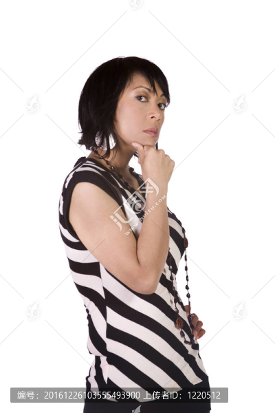 美麗的亞洲西班牙裔女孩站起來(lái)