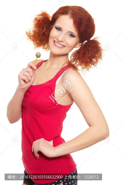 美麗的微笑的紅發(fā)女人在姜紅布甜白色隔離的肖像