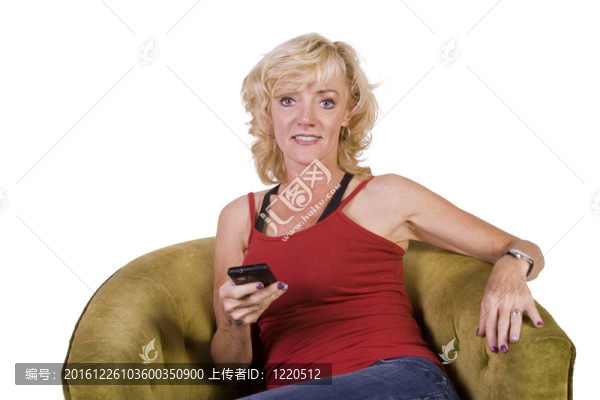 美女在沙發(fā)上發(fā)短信