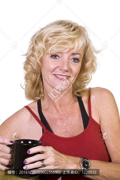 坐在椅子上喝咖啡的女人