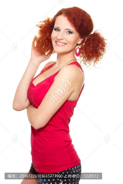 美麗的微笑的紅發(fā)女人在姜紅布孤立在白色的肖像