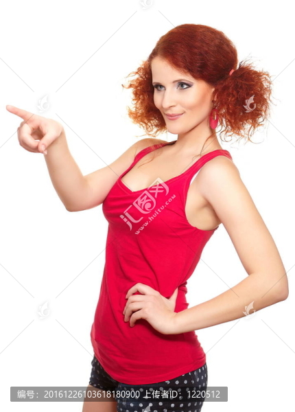 美麗的紅發(fā)女人在姜紅色的布白色隔離展示一些肖像