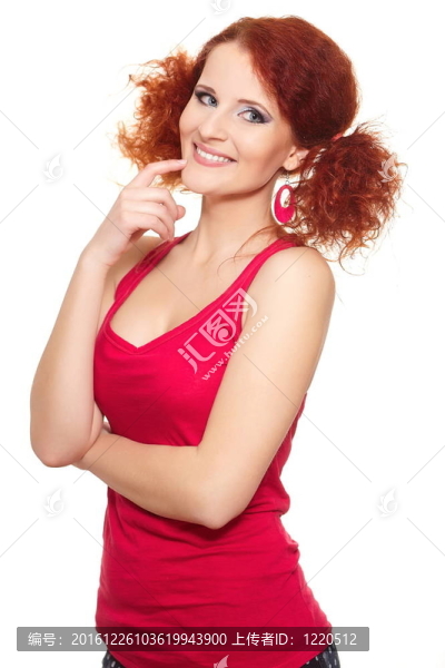 美麗的微笑的紅發(fā)女人在姜紅布孤立在白色的肖像