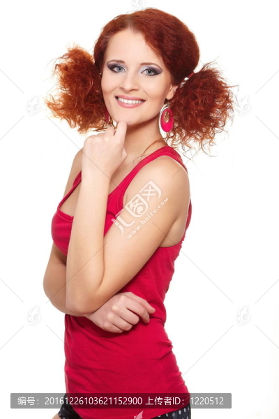 美麗的微笑的紅發(fā)女人在姜紅布孤立在白色的肖像