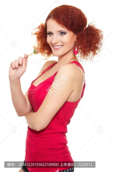 美麗的微笑的紅發(fā)女人在姜紅布甜白色隔離的肖像