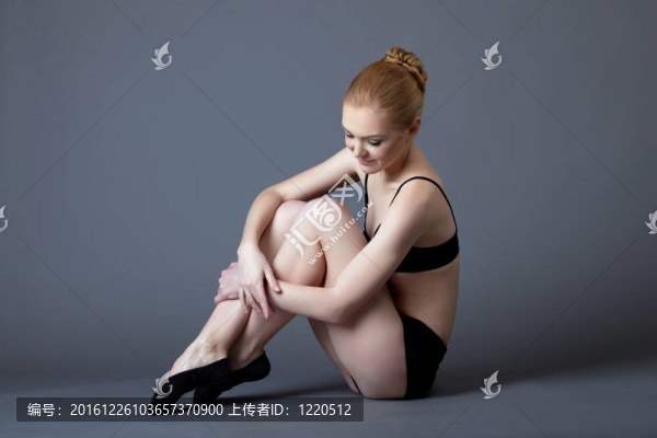 美女芭蕾女孩后訓練
