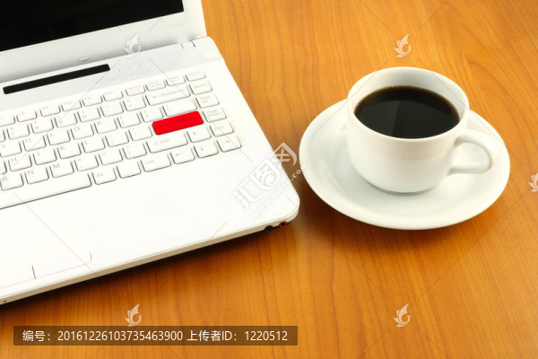 從木制桌子上休息時(shí)間。