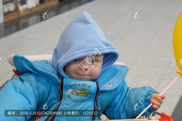 一個有趣的小男孩