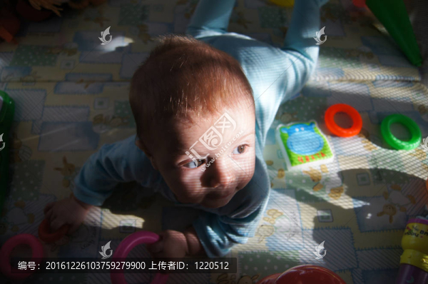 一個(gè)有趣的小男孩