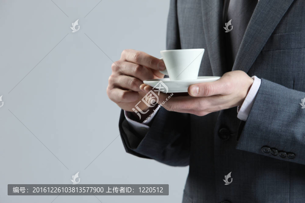 與咖啡杯密切合作的商人