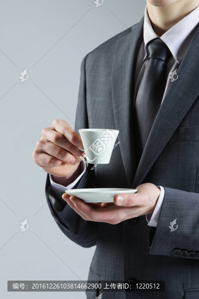 與咖啡杯密切合作的商人