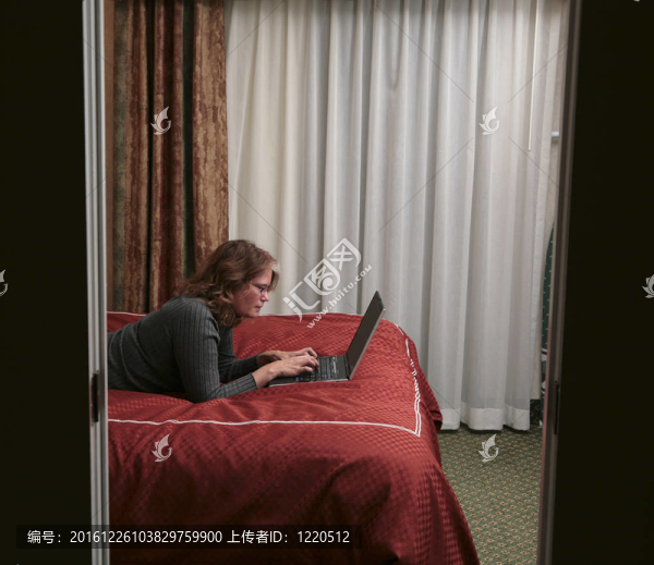 女人在床上讀筆記本電腦