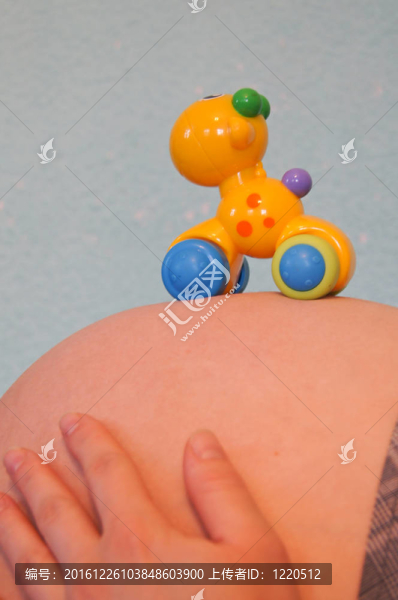 孕婦肚子上的一個好玩的玩具