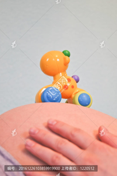 孕婦肚子上的一個(gè)好玩的玩具