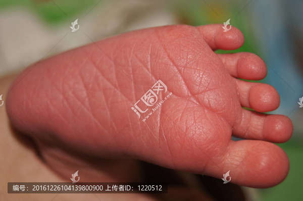 一個有趣的小男孩
