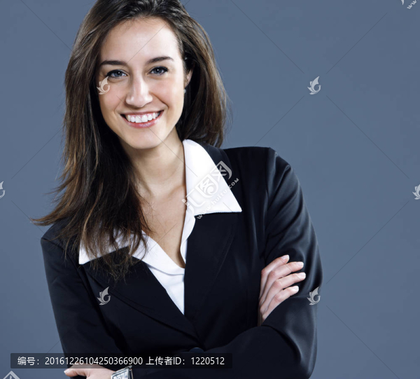 漂亮的女商人雙臂交。