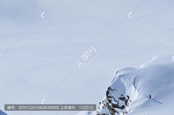 位于奧地利阿爾卑斯山的美麗白雪覆蓋的山脊