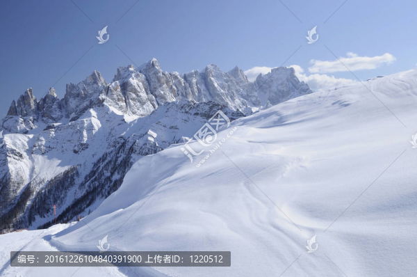 雪坡和蒼白的范圍；白云巖