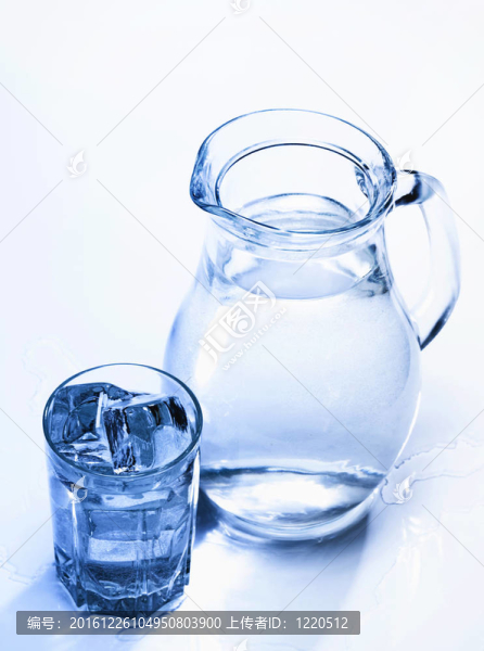 玻璃里的新鮮水和冰塊