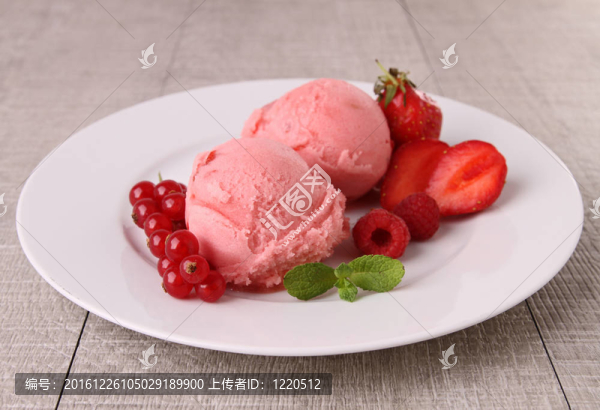 草莓冰淇淋