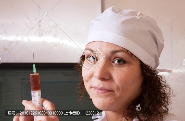 護(hù)士用注射器的肖像