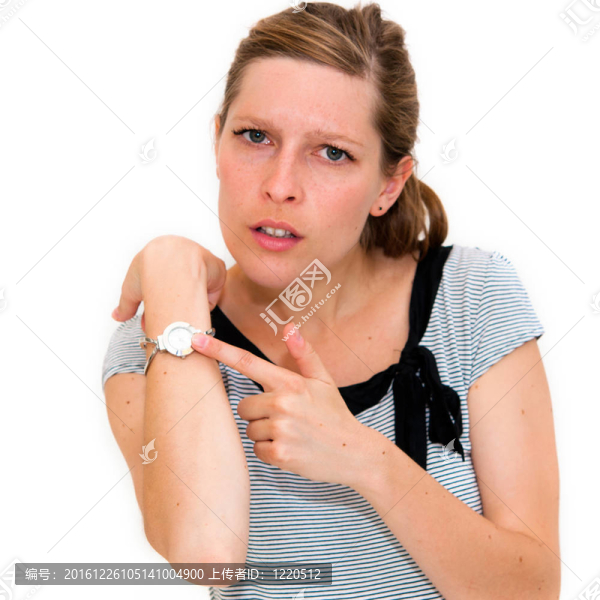 女人檢查手表上的時間