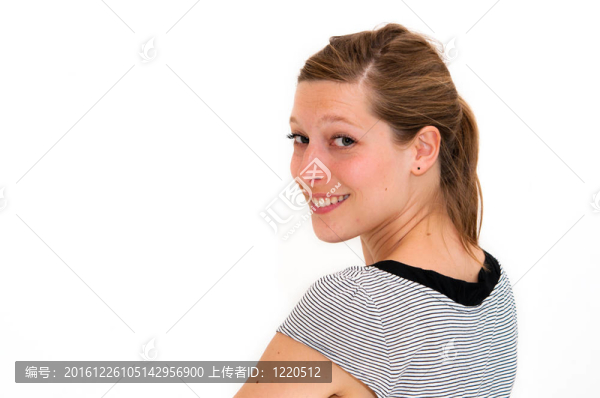 微笑的年輕迷人的女人