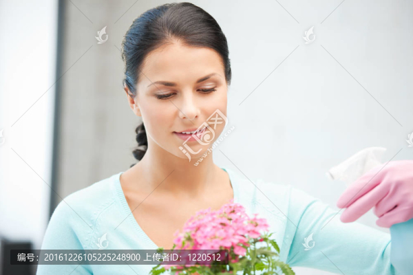 可愛的帶花的家庭主婦