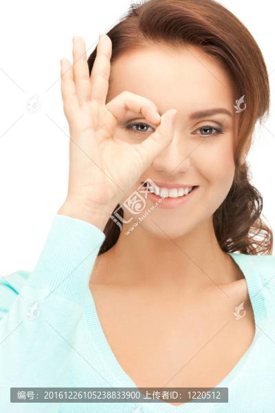 可愛(ài)的女人透過(guò)手指看洞