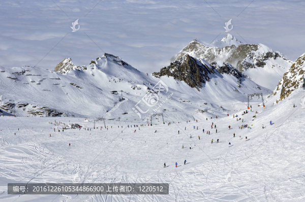 在Kitzsteinhorn,Kaprun附近的滑雪場滑雪；奧地利阿爾卑斯