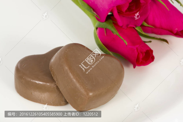 情人節(jié)巧克力心與玫瑰