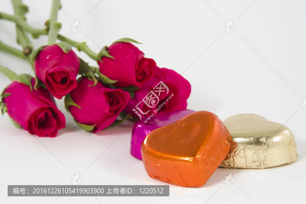 情人節(jié)巧克力心與玫瑰