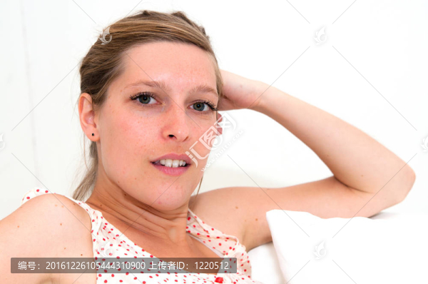 沙發(fā)上的女人