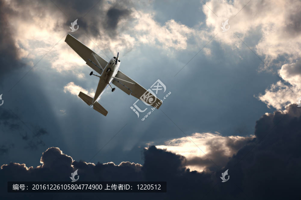 小型固定翼飛機(jī)對(duì)抗暴風(fēng)雨的天空